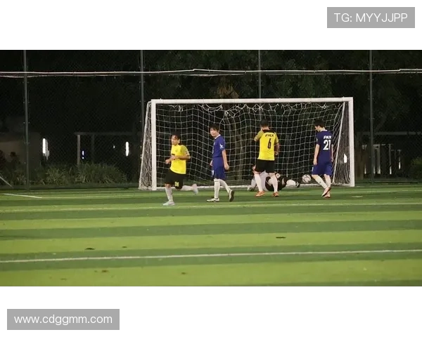 足球明星在镜子前的自信瞬间展现独特魅力与风采的精彩瞬间 足球明星在镜子前的自信瞬间展现独特魅力与风采的精彩瞬间